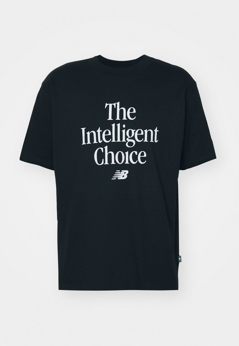 Schwarzes Baumwoll-T-Shirt mit kurzen Ärmeln, versehen mit dem weißen Text "Die intelligente Wahl" und dem New Balance-Logo auf der Vorderseite.