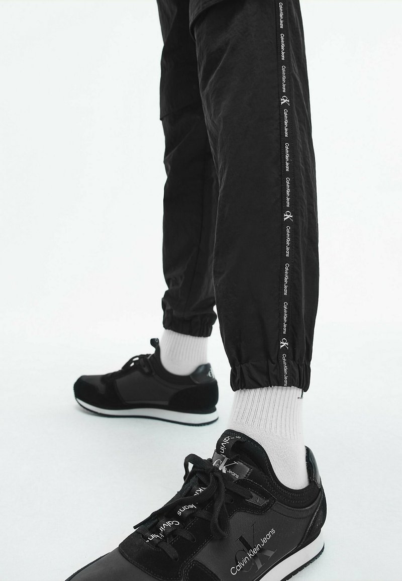 Kinder Stoffhosen | Calvin Klein Jeans Jogginghose black/schwarz - IB09161 Kinder Stoffhosen | Calvin Klein Jeans Jogginghose black/schwarz - IB09161
