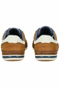 Sneaker in pelle marrone con accenti bianchi e blu scuro, dotate di un collare per il tallone imbottito e una suola in gomma con superficie testurizzata.