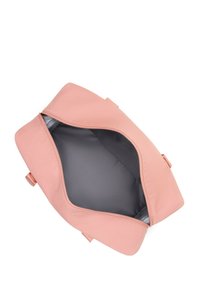 Růžová látková taška s širokým otvorem, šedým interiérem, dvěma bočními uchy a hladkým povrchem. Důrazné zapínání na zip.