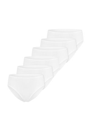 Sechs Paar einfache weiße Baumwollslips, diagonal auf einem weißen Hintergrund angeordnet.