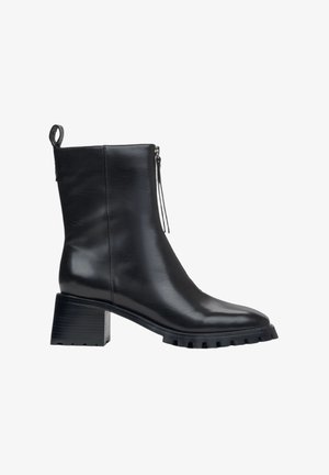 Czarne skórzane botki za kostkę z blokowym obcasem, bocznym zamkiem błyskawicznym i teksturowaną podeszwą. Charakteryzują się eleganckim designem i pętelką ułatwiającą zakładanie.