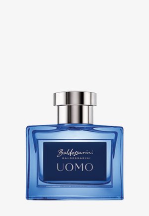 Flacon de parfum en verre rectangulaire bleu avec un bouchon argenté portant l'étiquette "Baldessarini UOMO" sur le devant.