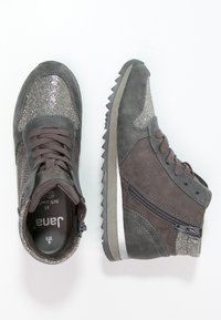 Šedé semišové vysoké tenisky s třpytivými akcenty, texturovanými stranami, šněrováním a bočním zipem; gumová podrážka se zubatým okrajem.