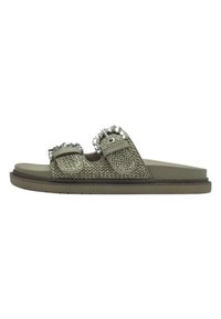 Grön vävd slid sandal med två dekorativa spännen, texturerad överdel, en platt gummisula och subtilt vadderad fotbädd för komfort.