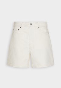 Shorts en denim blanc à coupe droite, avec deux poches avant, une fermeture à bouton et glissière, et des détails de couture subtils.