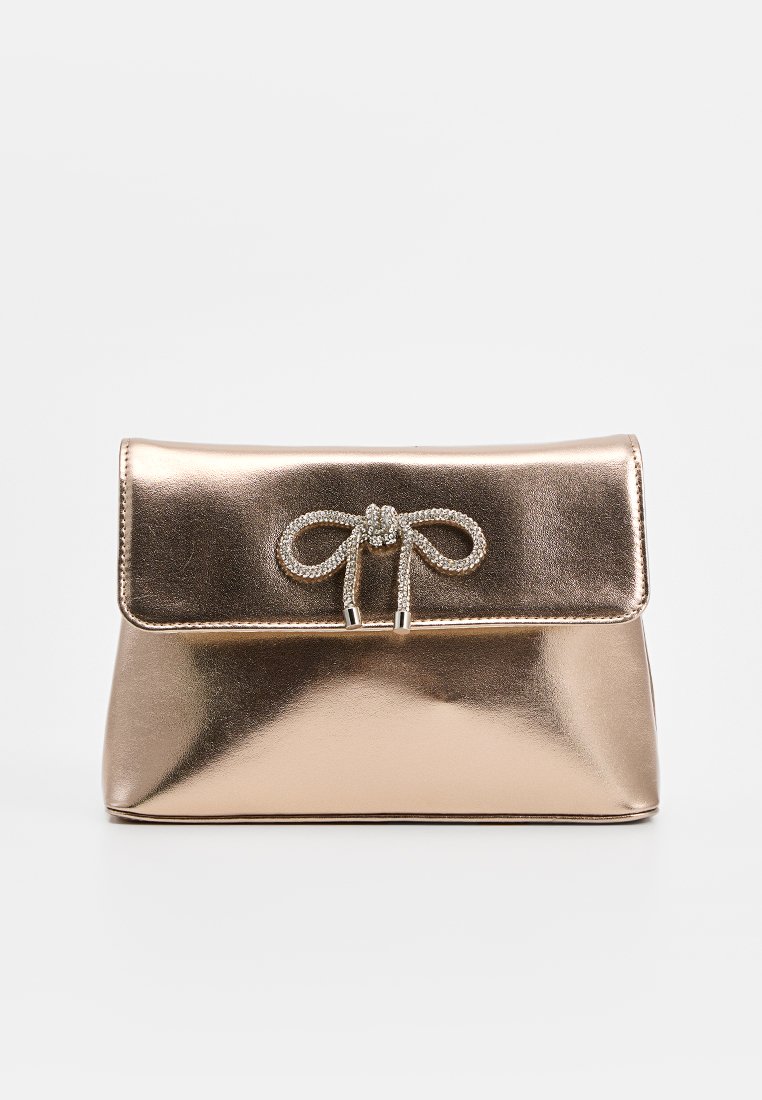 Metalen roségouden clutch met een flap en decoratieve strikdetail. Gladde textuur met een gestructureerde vorm. Ideaal voor formele gelegenheden.