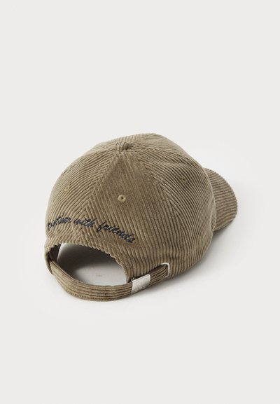 Cappello in velluto a coste verde oliva con visiera curvata, testo ricamato sul retro e una cintura regolabile per la misura. Il testo recita: "insieme agli amici."