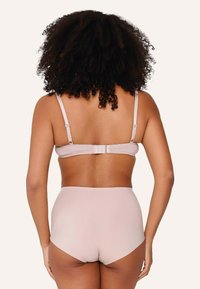 Lyserødt undertøjsæt med en bh med tynde stropper og en matchende højtaljet underdel, lavet af glat, elastisk stof.
