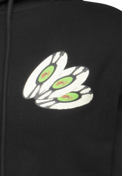 Schwarzer Hoodie mit einem Grafikdesign von drei Schallplatten mit grünen Mittelpunkten und roten Details, das eine kreisförmige Form und eine glatte Textur betont.