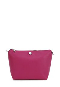Roze getextureerde leren zak met een ritsluiting en een metalen accent. Heeft een ronde vorm en een klein zilveren hardwaredetail.