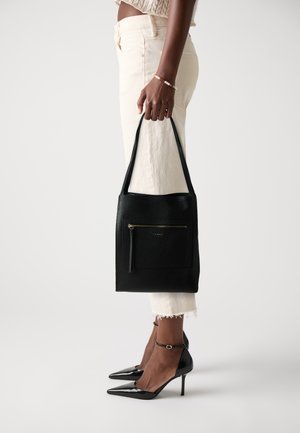 Borsa tote in pelle nera texture con una tasca frontale con zip e manici lunghi. Presenta un design minimalista con un logo del marchio sottile.