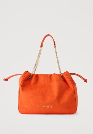 Sac à main Valentino orange vif avec motif de logo en relief, chaîne dorée et bandoulière en cuir, avec côtés à cordon de serrage sur fond blanc.