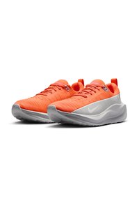Scarpe sportive arancioni brillanti con tomaia testurizzata, intersuola grigia e un tirante sul tallone. Presentano una suola in gomma per una maggiore presa.