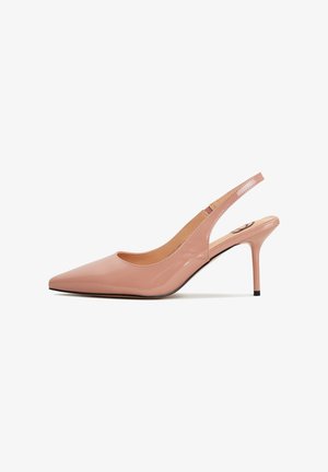 Chaussure slingback en cuir verni rose avec un bout pointu et un talon aigu de 3 pouces. Présente une découpe ronde et des coutures minimales sur le côté.