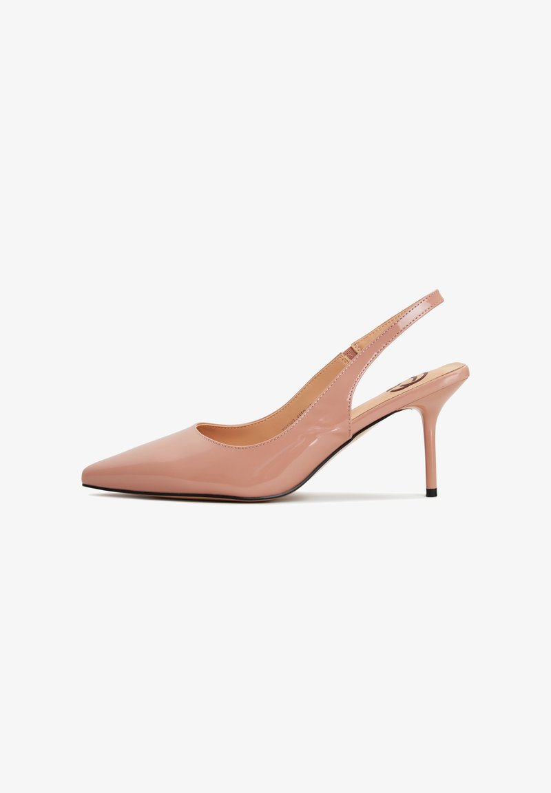 Chaussure slingback en cuir verni rose avec un bout pointu et un talon aigu de 3 pouces. Présente une découpe ronde et des coutures minimales sur le côté.