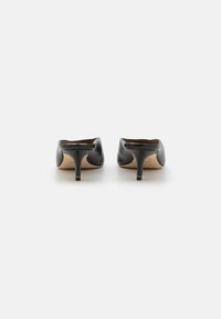Zwarte leren hoge hakken met een ronde neus en slanke stilettohak, met een gladde textuur en minimalistisch ontwerp.