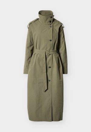 Lange olijfgroene trenchcoat met hoge kraag met knopen, schouderriemen, knopen aan de voorkant, tailleband en zijzakken op witte achtergrond.