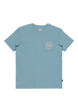 Hellblaues T-Shirt mit kurzen Ärmeln und Rundhalsausschnitt, mit kleinem kreisförmigem Wellenlogo auf der linken Brust und einem schwarzen Etikett an der Seitennaht.