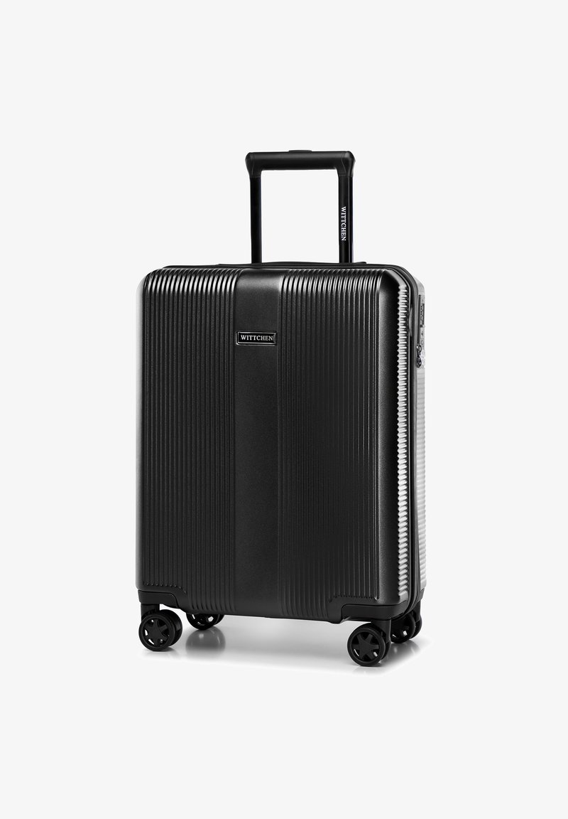Schwarzer Hartschalenkoffer mit vertikaler Riffelstruktur, einem Teleskopgriff, vier Rädern und einem Markenlogo auf der Vorderseite.