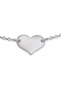 Pendente a forma di cuore in argento su una delicata catena. La superficie è liscia e riflettente, con un design semplice e continuo.