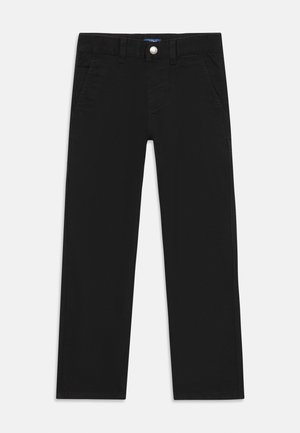 Svarte bukser med rette ben, beltehemper, knapp foran, glidelåslukking og sidelommer på hvit bakgrunn.