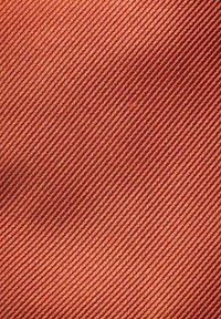 Texturerad tyg i en varm rödbrun nyans med diagonalränder, som visar en jämn yta och subtil lyster.