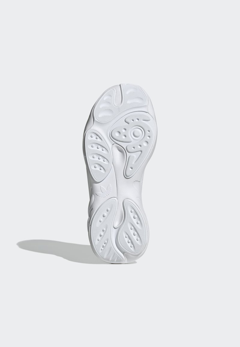 Biała podeszwa sneakerów z teksturowanej gumy, z zaokrąglonymi perforacjami i rowkami dla lepszej przyczepności. Minimalistyczny design z przesłoną brandingową.
