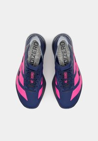 adidas Performance ADIZERO ADIOS PRO 4 - Laufschuh Straße - dark blue/shock pink/dash grey
