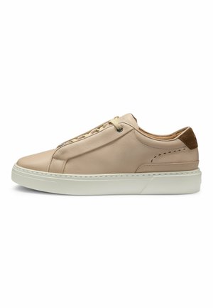 Beige nahkaiset tennarit, joissa on kerma valkea pohja, sileä pinta, huomaamaton ompelu ja ruskea mokkaakcentti kantapäässä.
