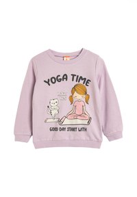 Lila sweatshirt met cartoon van een meisje en een kat die yoga doen op matten, tekst "YOGA TIJD," "ontspanningstijd," en "GOEDE DAG BEGINNEN MET."
