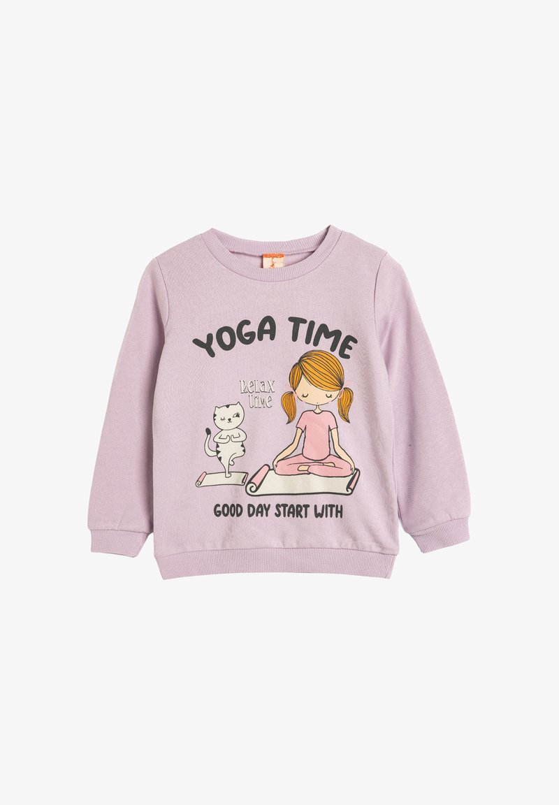 Sudadera lila con un dibujo de una niña y un gato haciendo yoga sobre esterillas, con texto que dice "YOGA TIME", "relax time" y "UN BUEN DÍA COMIENZA CON."