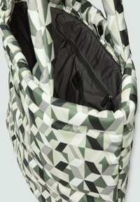Tote bag met geometrisch patroon in tinten groen en wit, met een ritszak en zachte stof met een gestructureerd oppervlak.