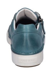 Sneaker in pelle teal con finitura liscia, suola in gomma bianca e chiusura con zip laterale. Nome del marchio "JOSEF SEIBEL" impresso sul tallone.