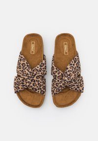 Sandales à glisser marron avec une tige en tissu à motifs léopard et un design noué. Semelle intérieure douce, semblable à du suède, avec une semelle plate. Style minimaliste.