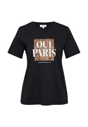 Zwarte katoenen t-shirt met een vierkant in luipaardprint en de tekst "OUI PARIS" in vette witte letters. Korte mouwen, klassieke pasvorm.