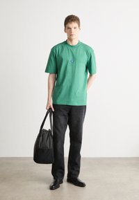HUGO NIEROS - T-Shirt basic - open green