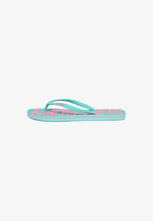Light blue flip-flop with a wide pink logo, made of rubber, featuring a textured sole and flexible straps, ideal for casual wear.