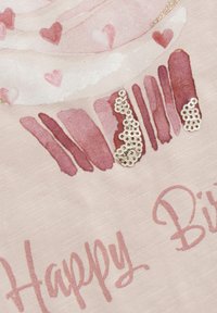Baumwollstoff mit einem hellpinken Hintergrund, der Aquarellherzen in pinken Tönen und einem Pailletten-Akzent auf einer Geburtstagseinladung zeigt.