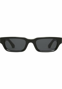 Occhiali da sole neri in plastica con montatura rettangolare, lenti scure e finitura opaca, dotati di aste spesse e bordi leggermente arrotondati.