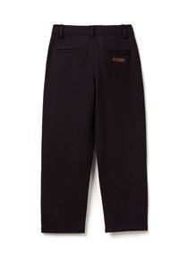 Černé kalhoty se rovnými nohavicemi, se dvěma zadními kapsami a texturovanou cedulkou. Tkanina vypadá hladce a odolně.