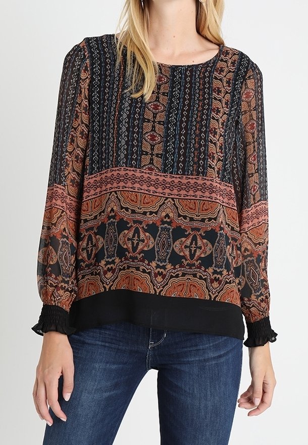 Blusa a maniche lunghe con un design a motivi in tonalità terrose di arancione e nero, con maniche testurizzate e orlo nero uniforme.