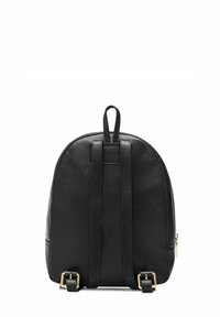 Czarna skórzana plecak o zaokrąglonym kształcie, textured powierzchni, dwóch regulowanych paskach, rączce na górze i złotych detalach.