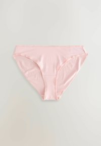 Svijetlo ružičasti pamučni bikini donji veš s mekom teksturom, niskim strukom i glatkim šavovima duž rubova. Nema uzoraka ni dodataka.