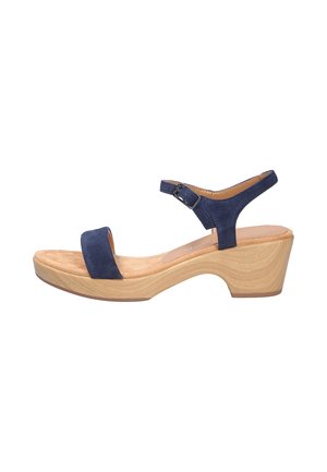 Marineblaue Veloursleder-Sandalette mit offener Zehenpartie, Knöchelriemen, Schnallenverschluss, gepolsterter beiger Innensohle und hellem Holzblockabsatz.