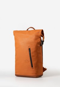 Oranger Roll-Top-Rucksack aus glattem Material, mit einer vorderseitigen Reißverschlusstasche, Lederakzenten und verstellbaren Trägern.