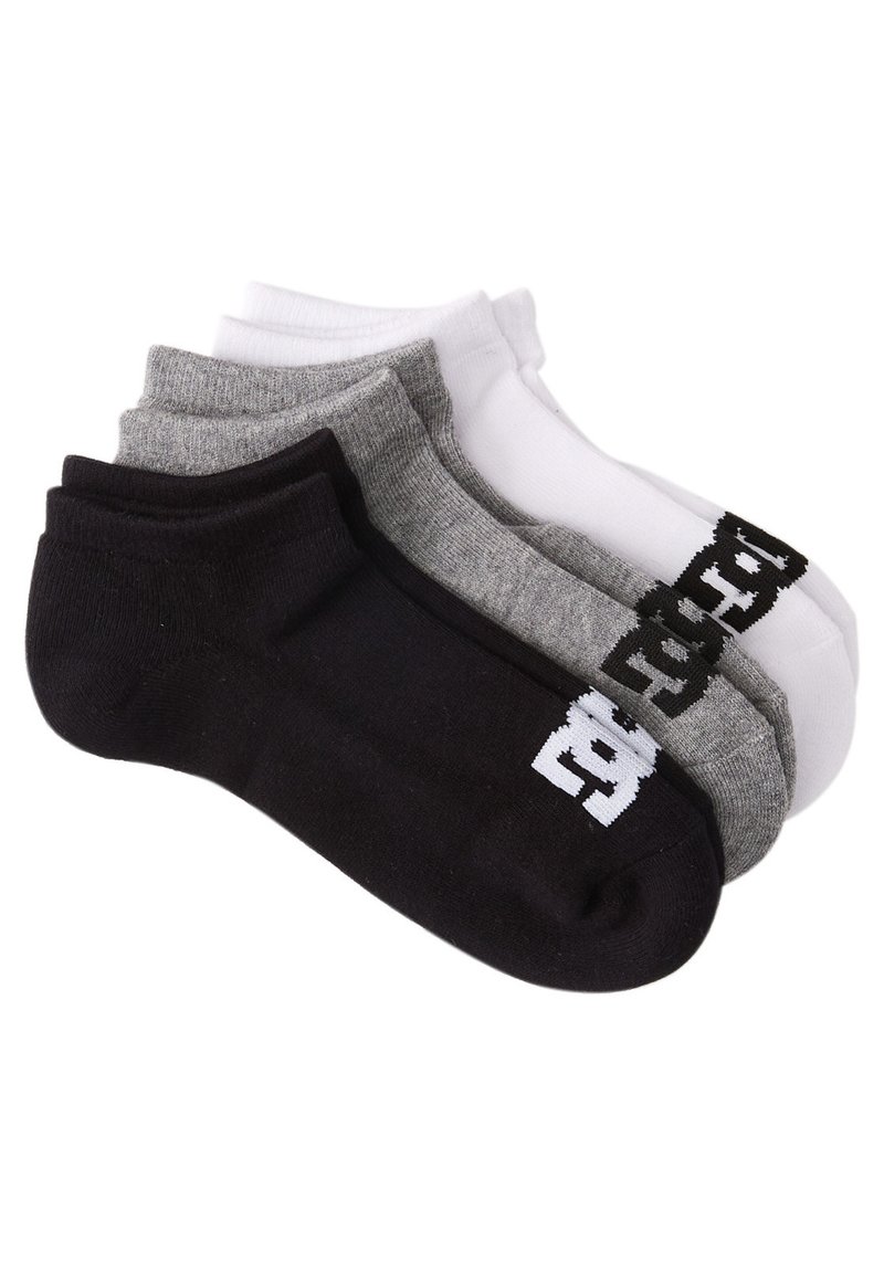 Vier Paar Knöchelsocken in Schwarz, Grau und Weiß. Der Stoff besteht aus einem Baumwollmix mit weicher Textur. Ein Paar hat ein kontrastierendes Logodetail.