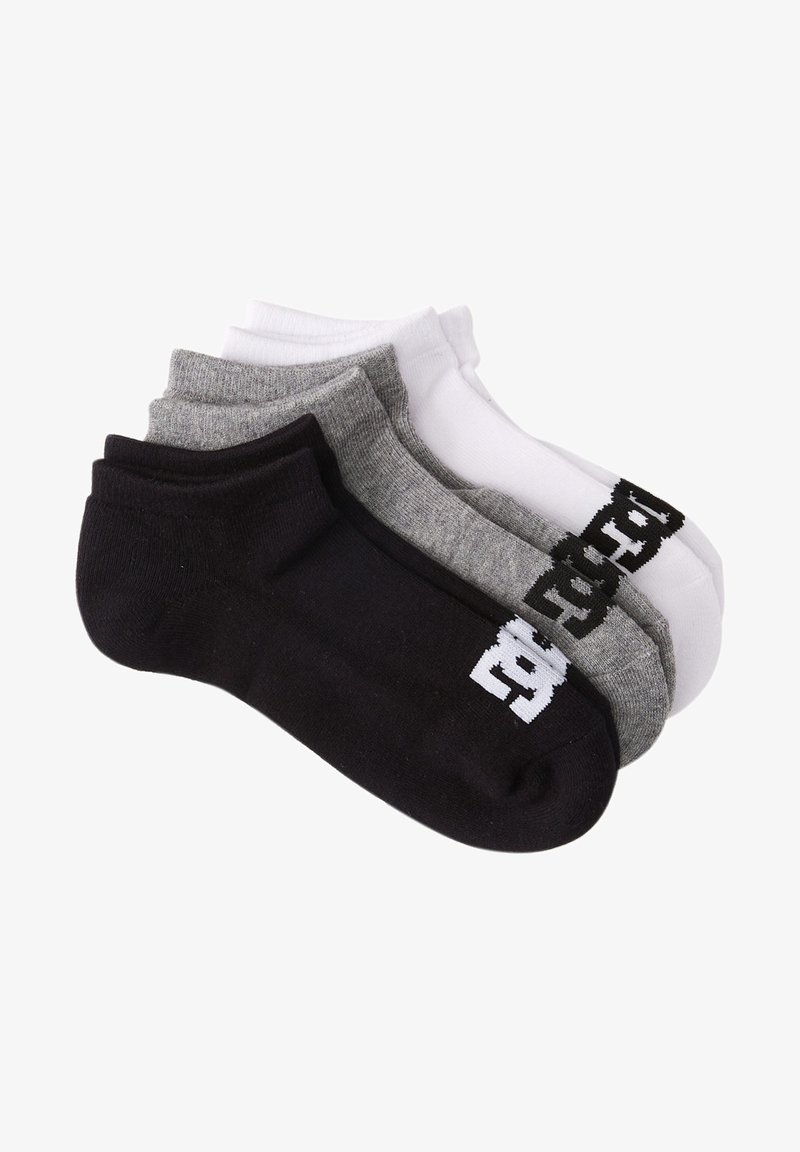 Quatre paires de chaussettes de cheville en noir, gris et blanc. Le tissu est un mélange de coton, avec une texture douce. Une paire se distingue par un détail de logo contrastant.