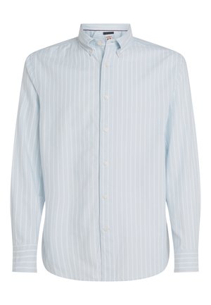 Chemise à rayures bleu clair avec col boutonné, manches longues et ourlet arrondi. Présente des rayures verticales blanches et étroites.