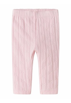Miękkie różowe legginsy dziecięce z elastyczną talią i teksturowanym wzorem dzianiny z małymi kokardkami na całej powierzchni materiału.